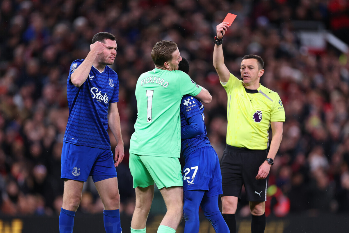 "Everton"un müdafiəçisi bu hərəkətə görə son 25 ildə meydandan qovulan 3-cü oyunçu oldu