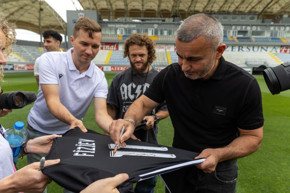 Qurban Qurbanovdan Rafael Fiziyevə hədiyyə