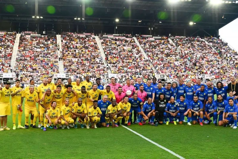 Roberto Karlosun komandası Ronaldinyo və dostlarını 12 qol qolla yendi