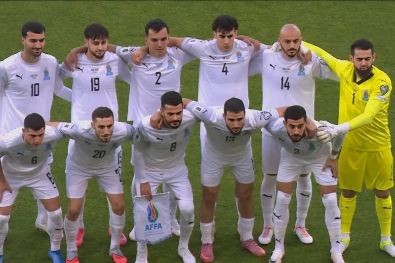 İslandlar ənənələrinə sadiq qaldı, millimizi 5 dəfə qaldırıb yerə qoydu