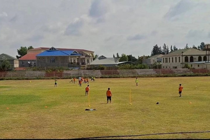 Biləsuvar şəhər stadionu yararsız vəziyyətə düşüb