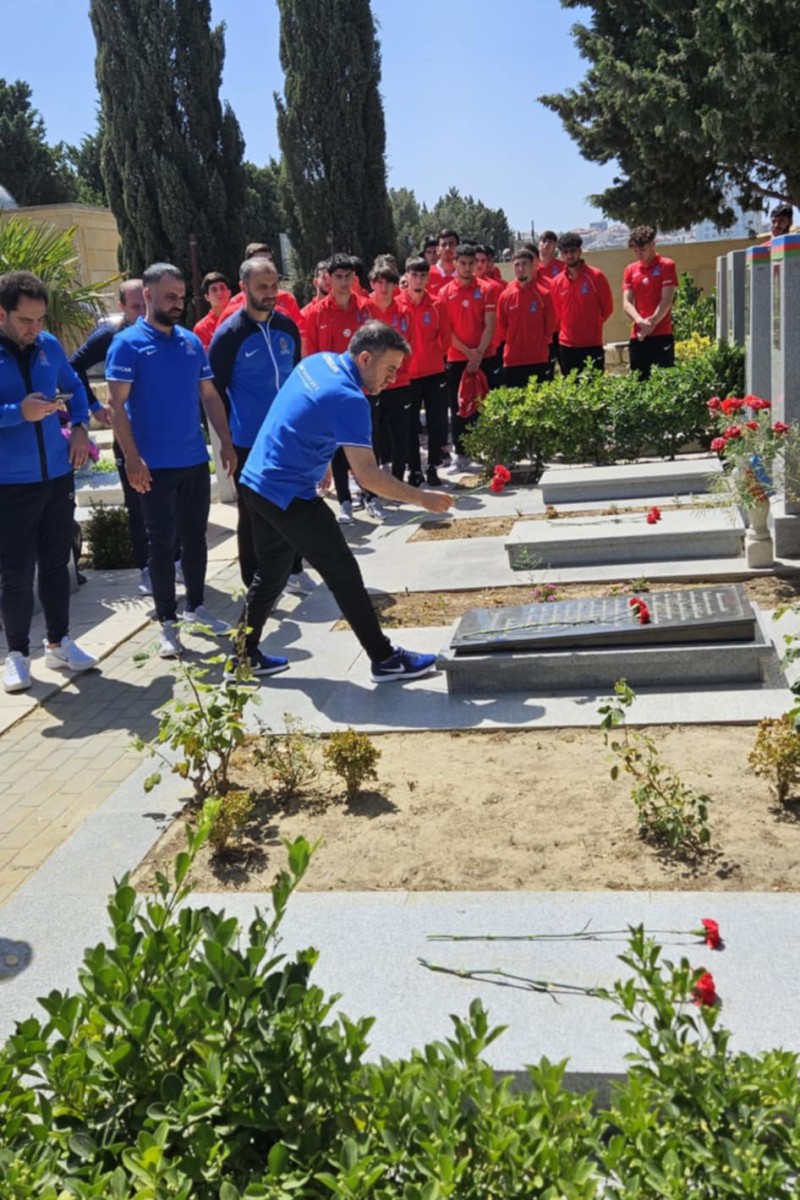 Ayxan Abbasovun komandası Şəhidlər Xiyabanını ziyarət etdi
