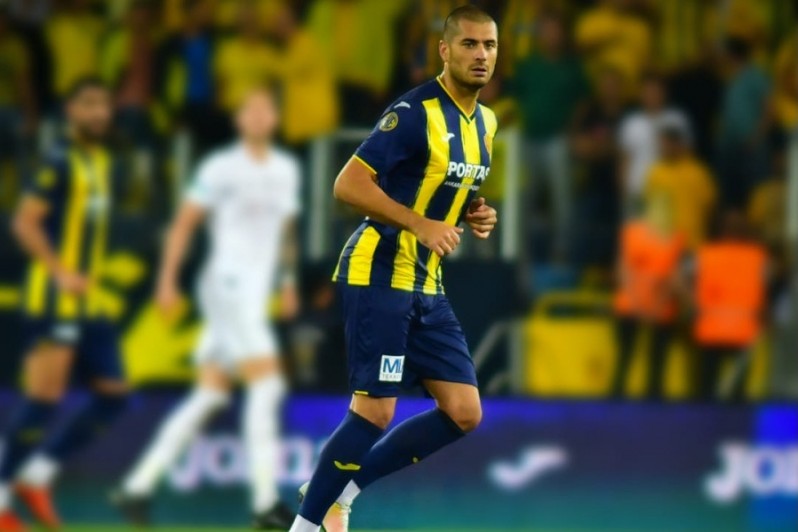 Super Liqa klubunda iki ayrılıq