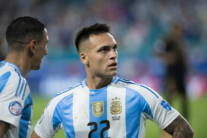 Lautaro Martines Maradonanı keçdi