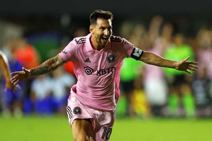 Messi zirvəyə yüksəldi