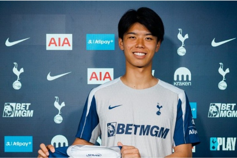 London klubu yaponiyalı futbolçu transfer edib