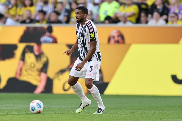 "Yuventus"un müdafiəçisi 5 klubun hədəfində