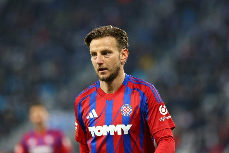 Məşhur futbolçu karyerasını başa vurur