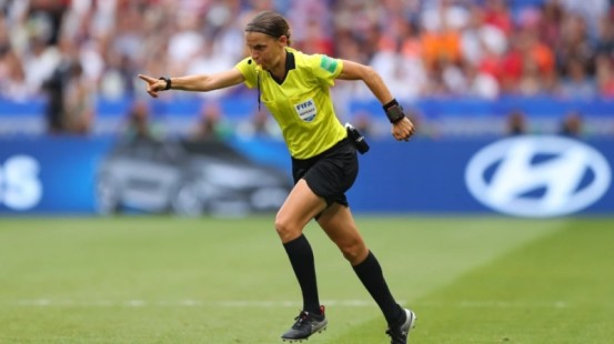 DÇ-2022: Mundialda ilk dəfə oyunu qadın baş hakim idarə edəcək