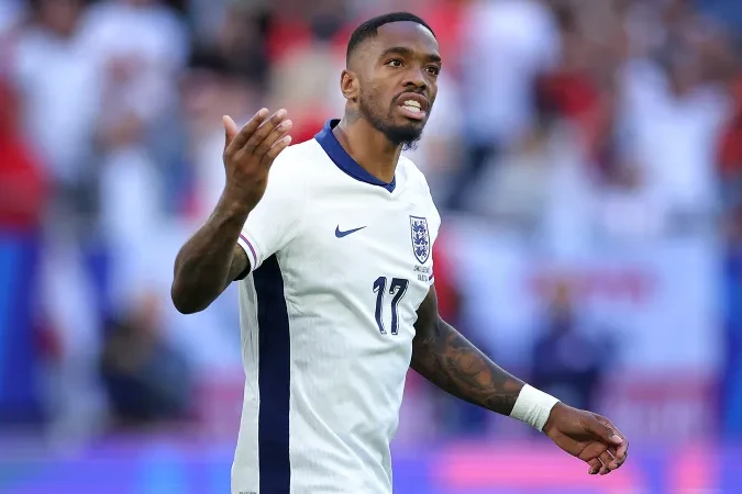 İngiltərə millisinin hücumçusu barda fanatı döyüb