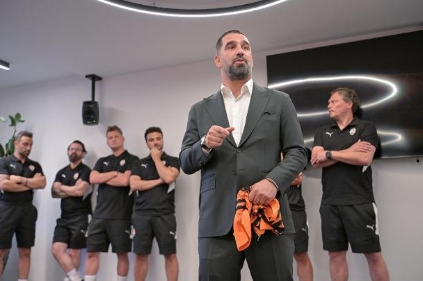 Arda Turan "Şaxtyor"un futbolçularına təqdim olundu