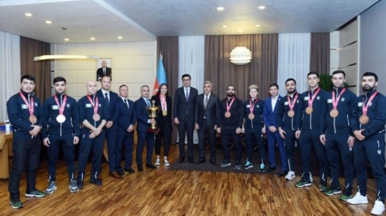 Fərid Qayıbov DÇ-də medal qazanmış karateçilərlə görüşdü