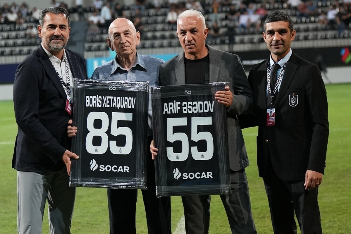 Boris Xetaqurov və Arif Əsədova xatirə hədiyyəsi