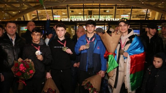 AÇ-də 4 medal qazanan Azərbaycan boksçuları Bakıya qayıtdı