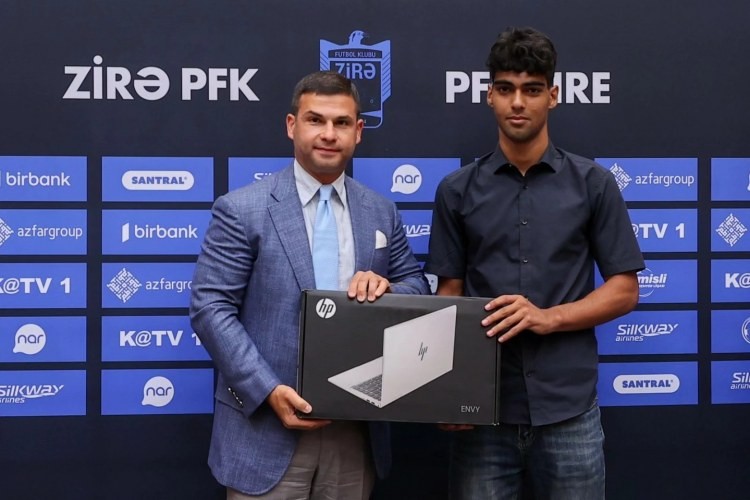 Orxan Məmmədov yüksək bal toplayan futbolçu ilə görüşdü