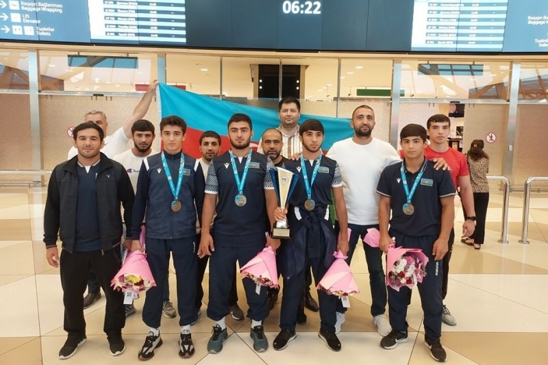 Dünya çempionu olan millimiz Bakıya qayıtdı