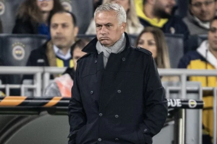 “Fənərbağça” azarkeşləri Mourinyonun istefasını istəyir