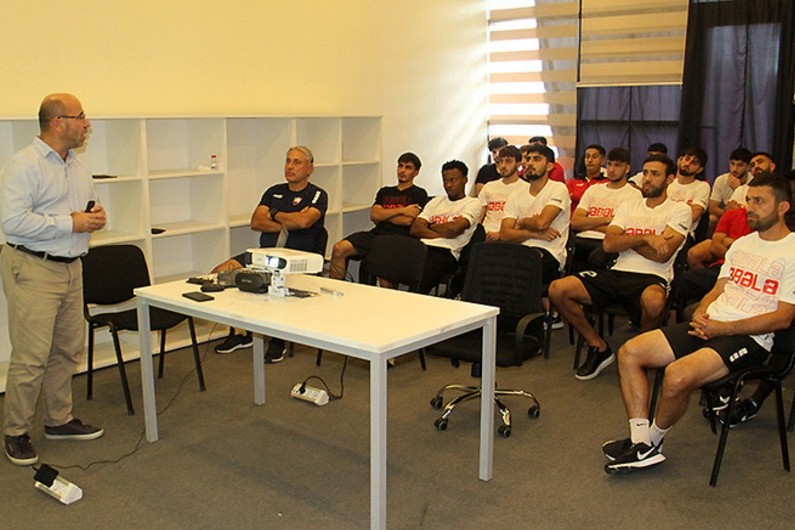 Seymur Səlimli bu dəfə "Qəbələ"nin futbolçularının qarşısında çıxış etdi