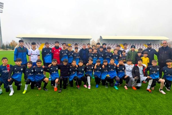 Ayxan Abbasov bölgəyə gedib yeniyetmə futbolçularla görüşdü