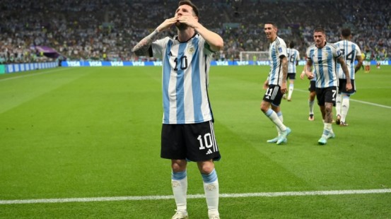 Messi yenə Maradonaya çatdı