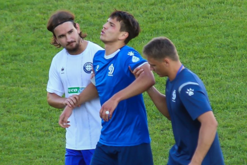 Rusiyalı futbolçu vurduğu qolu qeyd edərkən ciddi zədələnib