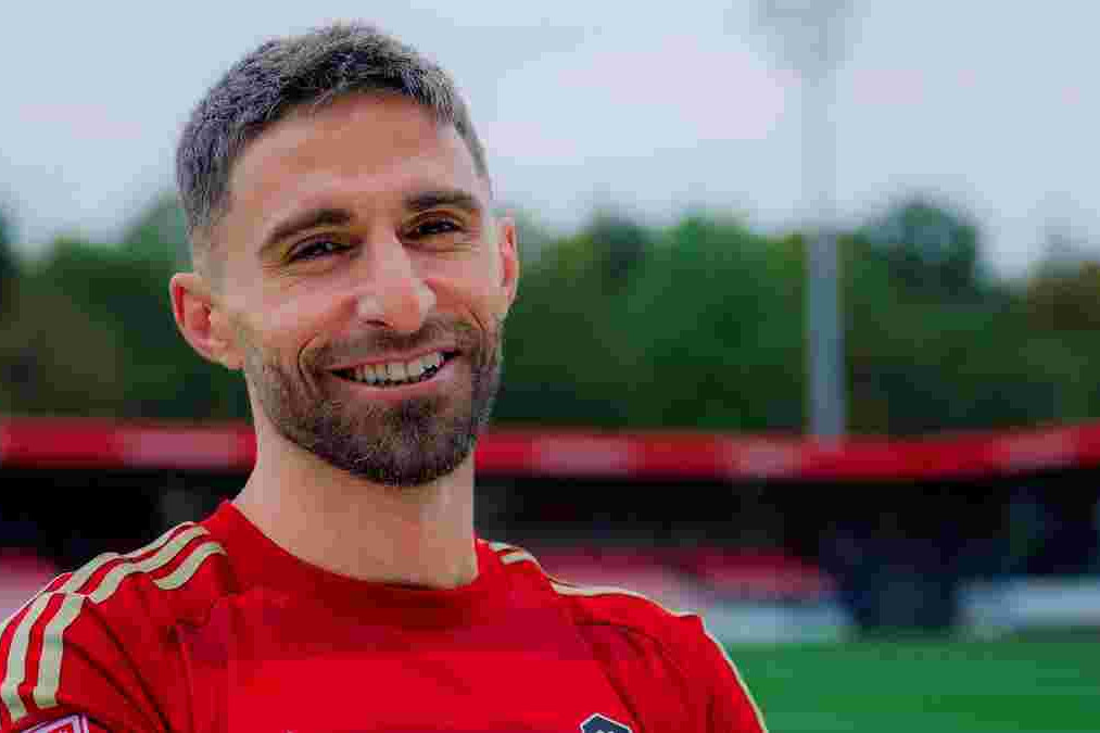 "Çelsi" və "Liverpul"un sabiq futbolçusu dördüncü liqa komandası ilə anlaşdı