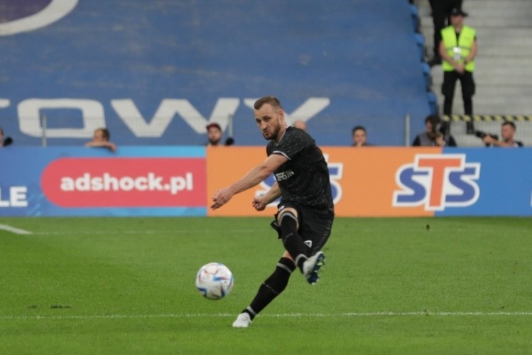 UEFA “Qarabağ”ın kapitanını təbrik etdi