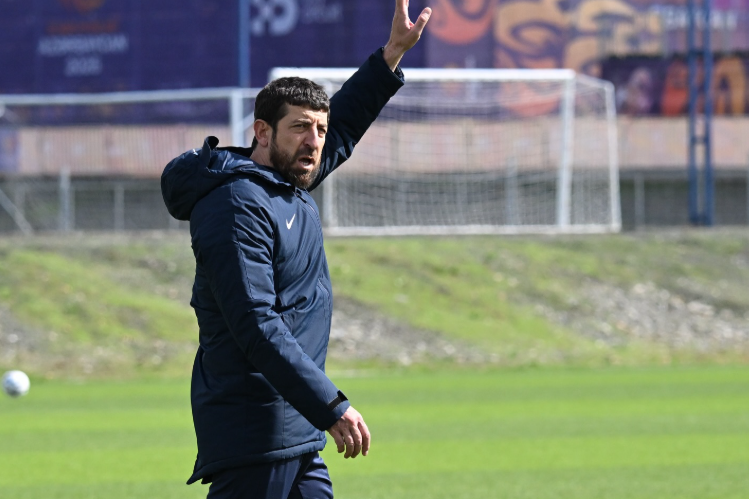 Millinin baş məşqçisi: “Futbolçularımız Rusiya ilə oyunda xarakter göstərdilər”