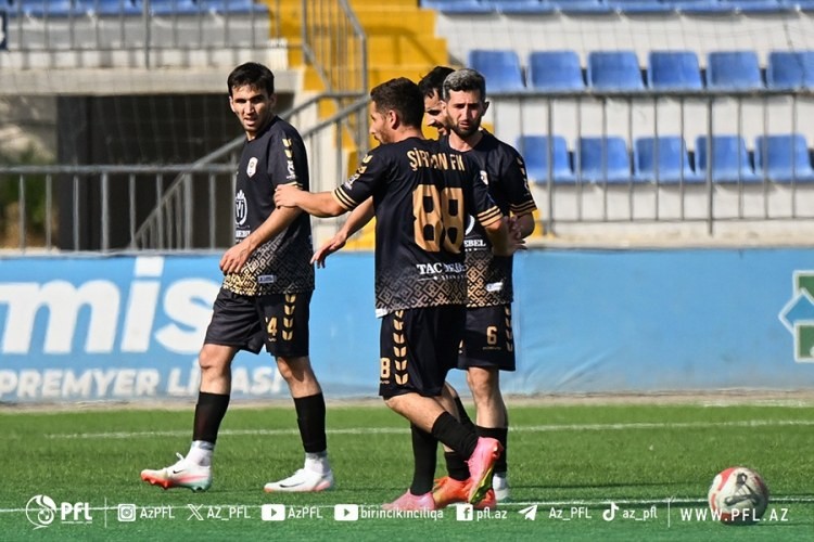 Bölgə klubu bütün futbolçuları ilə yollarını ayırdı