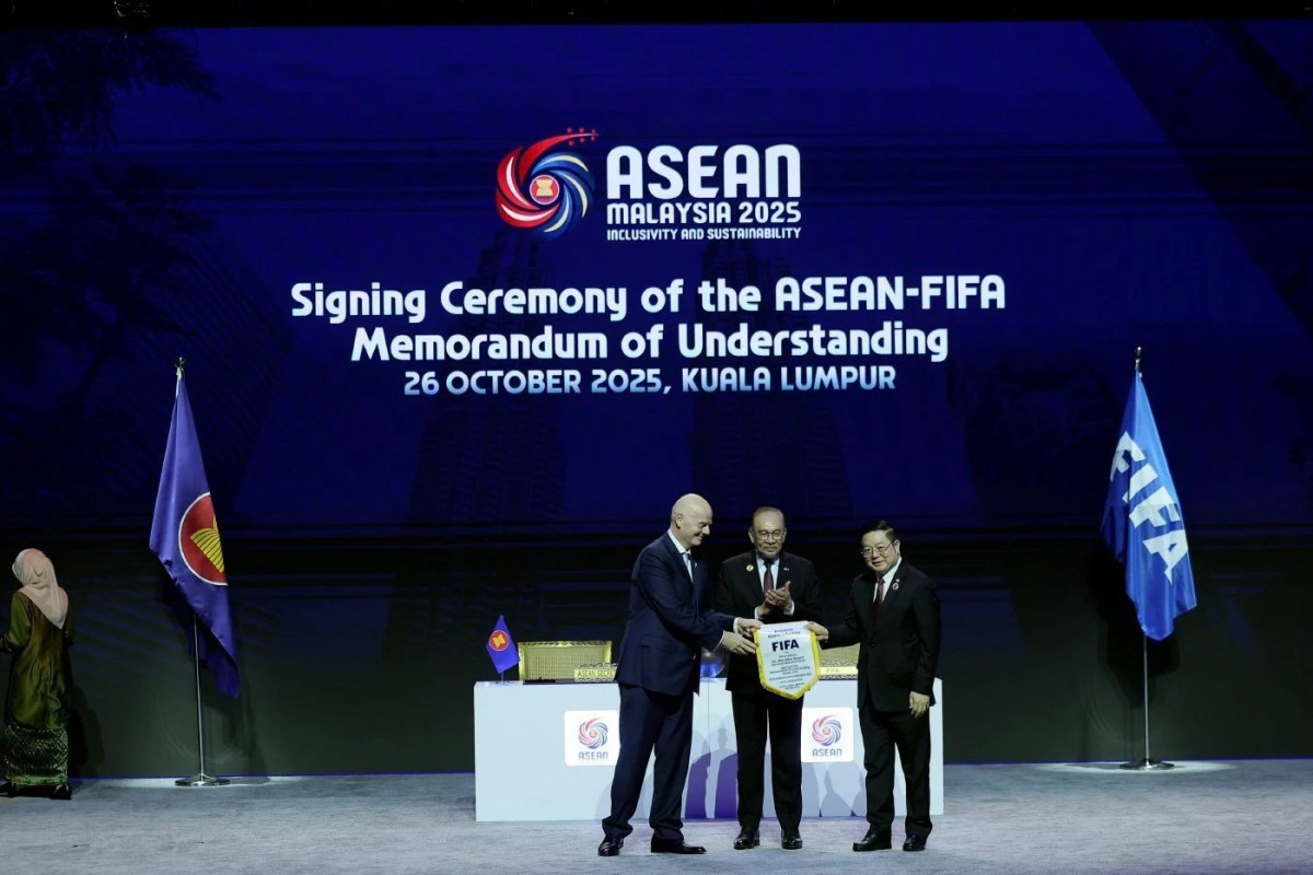 FİFA prezidenti ASEAN Kubokunu təqdim etdi