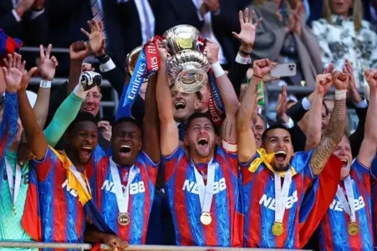 UEFA "Kristal Pelas"ı Avropa Liqasına buraxmaq istəmir