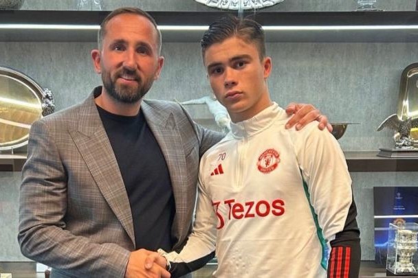 "Mançester Yunayted" 16 yaşlı futbolçu ilə müqavilə imzalayıb 