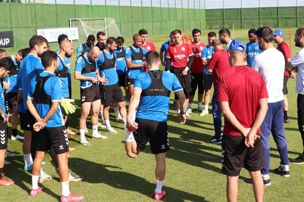 "Araz-Naxçıvan" "Alanyaspor"la bərabərə qaldı