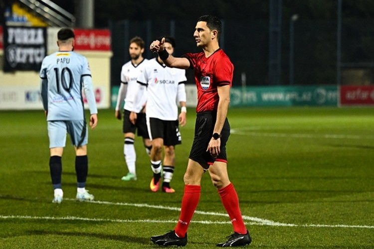 Ağayev "Fiorentina"nın forvardını meydandan qovdu
