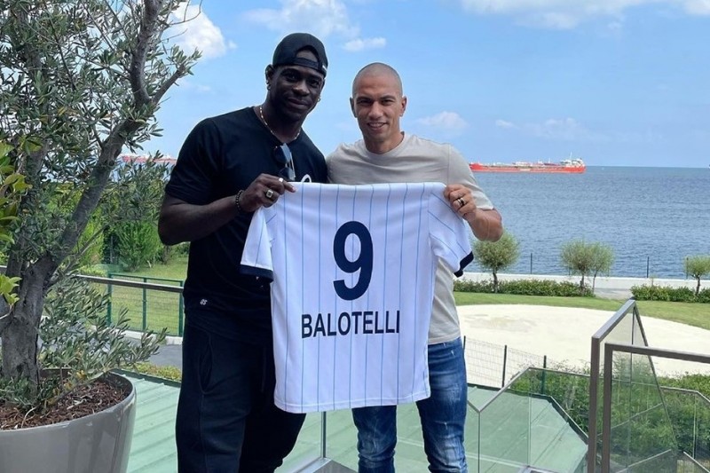 Türkiyə klubu Balotellini transfer etdi
