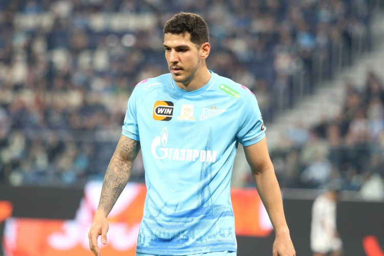 "Qalatasaray" braziliyalı müdafiəçiyə "elçi düşdü"