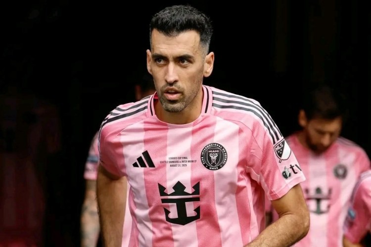 Məşhur futbolçu karyerasını başa vurur