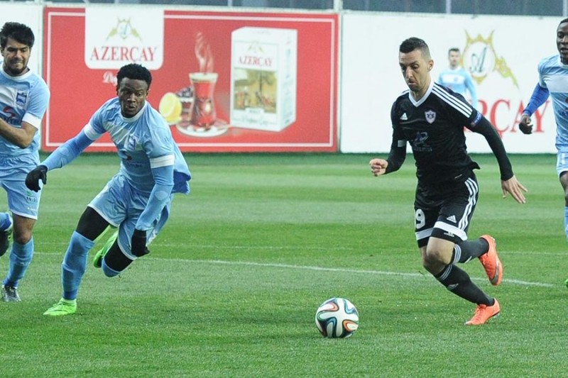 Mahir "Qarabağ"dakı sabiq komanda yoldaşına forma hədiyyə etdi - FOTO