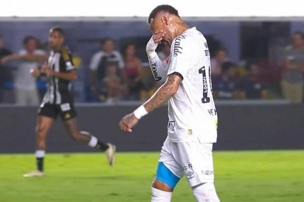 Neymar əsəbiləşdi