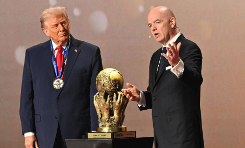 Tramp DÇ-26-nın püşkatmasında azərbaycanlı heykəltəraşlarının hazırladığı mükafat aldı