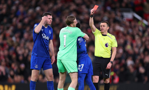 "Everton"un müdafiəçisi bu hərəkətə görə son 25 ildə meydandan qovulan 3-cü oyunçu oldu