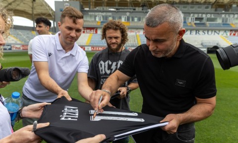 Qurban Qurbanovdan Rafael Fiziyevə hədiyyə