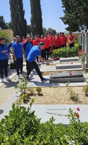 Ayxan Abbasovun komandası Şəhidlər Xiyabanını ziyarət etdi