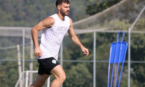 Futbolçumuz oyunu ehtiyat oyunçular skamyasından izlədi
