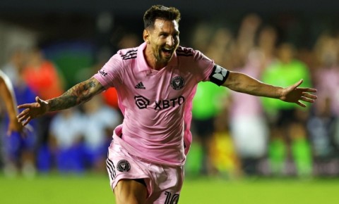 Messi zirvəyə yüksəldi
