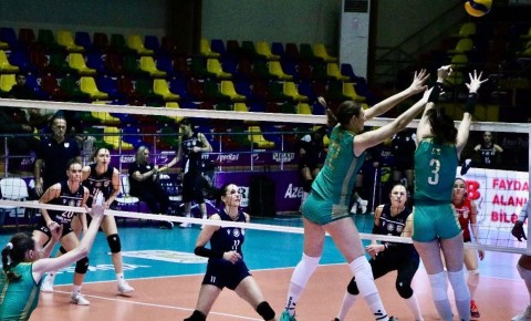 Qadın voleybolçular arasında ilin son oyunları baş tutdu