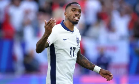 İngiltərə millisinin hücumçusu barda fanatı döyüb