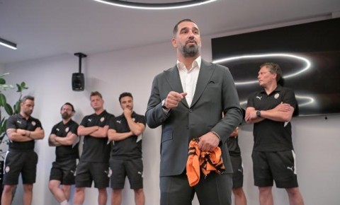 Arda Turan "Şaxtyor"un futbolçularına təqdim olundu