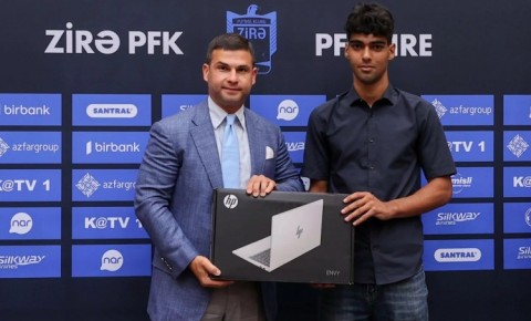 Orxan Məmmədov yüksək bal toplayan futbolçu ilə görüşdü
