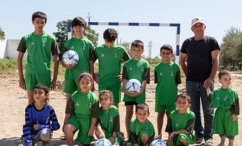 AFFA azyaşlıları futbol inventarları ilə təmin edib